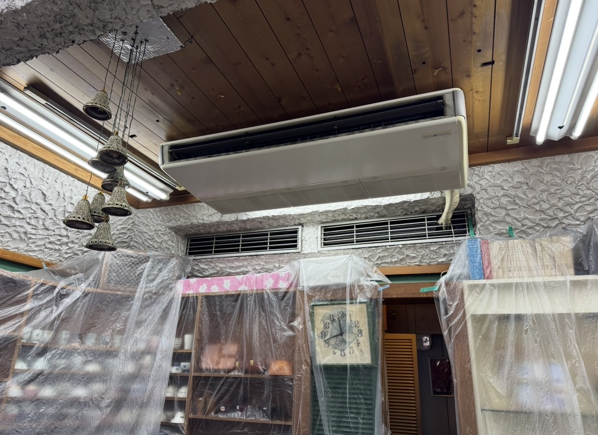 京都市街の商店街、エアコン洗浄